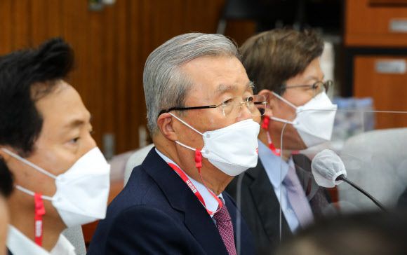 - 국민의힘 김종인 비상대책위원장이 8일 국회에서 열린 서울·부산시장 후보 및 시·도당위원장 연석회의에서 인사말을 하고 있다. 왼쪽부터 오세훈 서울시장 후보, 김종인, 박형준 부산시장 후보.  2021.3.8 연합뉴스