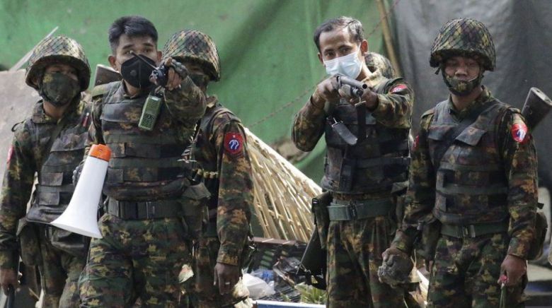 시위 군중을 노려보며 진압 작전을 하달하는 진압부대 지휘관. 5월 광주와 닮은꼴이라는 얘기를 미얀마 사람들이나 한국 민주진영 인사들이나 입을 모은다.EPA 자료사진