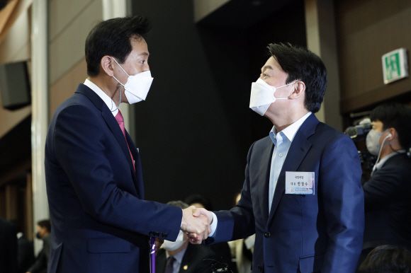 - 안철수 국민의당 대표, 오세훈 국민의힘 서울시장 후보가 8일 서울 영등포구 공군호텔에서 한국여성단체협의회 주최로 열린 3.8 세계 여성의날 행사에 참석해 인사하고 있다. 2021. 3. 8 국회사진기자단