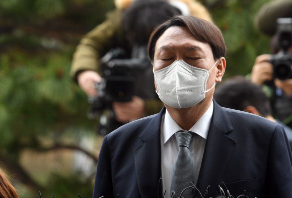 “검찰에서 할 일은 여기까지” - 윤석열 검찰총장이 4일 서울 서초동 대검찰청 앞에서 총장직 사퇴 의사를 밝힌 뒤 눈을 감고 취재진의 질문을 받고 있다. 더불어민주당이 발의한 검찰 수사권 폐지 법안에 대해 강하게 반대 입장을 밝혔던 윤 총장은 이날 “검찰에서 제가 할 일은 여기까지”라고 밝혔다.박지환 기자 popocar@seoul.co.kr