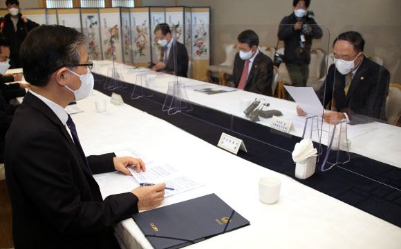 부동산시장 점검 관계장관회의 참석한 변창흠 장관 - 변창흠 국토교통부 장관이 12일 정부서울청사에서 열린 제16차 부동산시장 점검 관계장관회의에 참석해 홍남기 부총리 겸 기재부 장관의 발언을 듣고 있다. 2021.3.12 연합뉴스