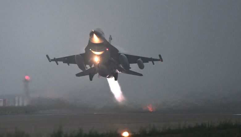 이륙하는 KF16 전투기. F16의 한국형 버전이다. 공군 제공