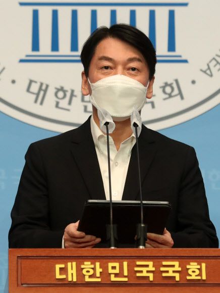 기자회견하는 안철수 - 국민의당 안철수 대표가 14일 국회 소통관에서 서울시장 후보의 야권 단일화, 연립시정, 윤석열 전 검창총장 등에 대해 기자회견하고 있다.  2021.3.14 연합뉴스