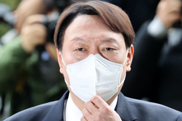 사퇴 입장 밝히는 윤석열 검찰총장 - 윤석열 검찰총장이 4일 오후 서울 서초구 대검찰청에서 사퇴 입장을 밝히고 있다. 2021.3.4 연합뉴스