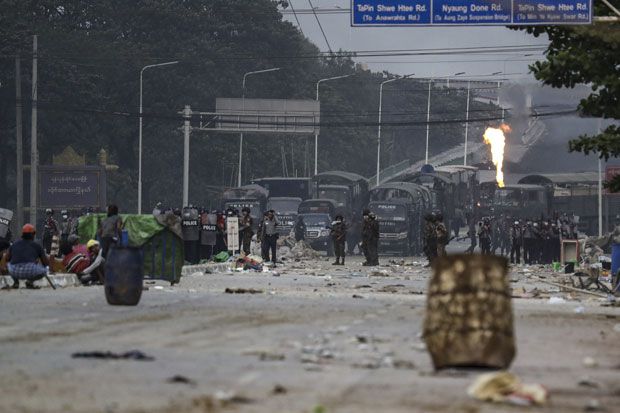 14일(현지시간) 미얀마 전역에서 쿠데타 이후 가장 많은 사망자가 쏟아졌다. 시위대는 군경의 무차별 발포에도 반 쿠데타 시위를 멈추지 않았다. 이날 가장 많은 희생자가 나온 양곤 외곽 흘라잉따야에서 군경과 시위대의 대치 모습./사진=EPA 연합뉴스