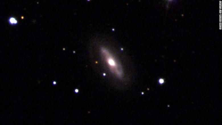 지구에서 2억 3000만 광년 떨어진 은하 ‘J0437 + 2456’에서 시간당 11만 마일(17만 7000㎞)의 속도로 이동하는 블랙홀. 질량은 태양의 300만 배에 달한다.