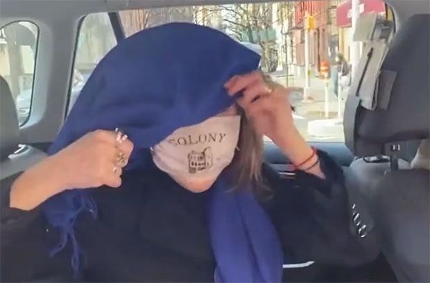 하씨의 남편이 미국 태생이라는 걸 알고는 당황한듯 말을 잇지 못하더니 “더이상 얘기하고 싶지 않다”며 얼굴을 가렸다. “부끄러워서 얼굴을 가리는거냐”고 응수하는 하씨의 남편에게 “나를 내버려두라”고 외쳤다.