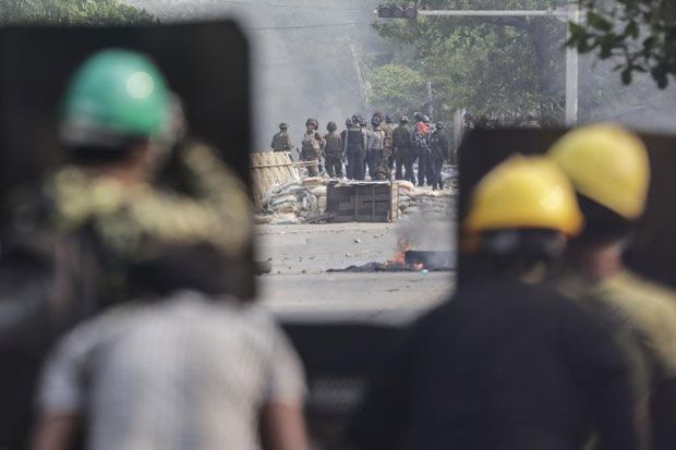 15일 양곤 흘라잉따야에서 민주화 시위를 벌이던 시위대 중 3명이 군경 진압으로 목숨을 잃었다. 만달레이주 밍잔에서는 여성 1명을 포함해 시위대 3명이, 만달레이주 주도인 만달레이에서는 2명이 군경 총탄에 쓰러졌다. 이 밖에 마궤, 바고, 사가잉 등지에서 7명이 숨졌다. 양곤에서만 최소 63명이 사망하는 등 쿠데타 이후 가장 많은 희생자가 쏟아진 14일 이후 하루 만이다. 사진은 쿠데타 이후 가장 많은 사망자가 쏟아진 14일 양곤 외곽 흘라잉따야에서 포착된 군경의 잔인한 진압 장면.