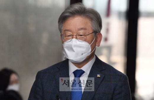 이재명 경기도지사가 9일 서울 여의도 국회에서 비공개로 열린 당무위원회를 마치고 나오며 취재진 질문에 답변하고 있다. 2021. 3. 9 김명국 선임기자 daunso@seoul.co.kr