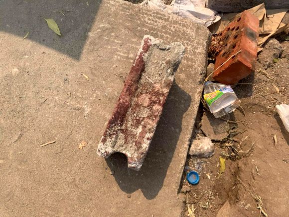 미얀마 당국이 도굴한 묘지 주변에서 발견된 물건들 - 미얀마 군부가 시위 중 경찰의 총격으로 숨진 19세 소녀 치알 신의 묘를 장례식 다음날인 5일(현지시간) 도굴해 시신을 파낸 것으로 전해져 공분을 일으키고 있다. 2021.3.6 로이터 연합뉴스