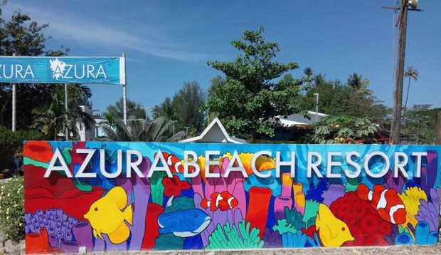 아주라 비치 리조트는 지난달 1일 쿠데타로 권력을 잡은 흘라잉 최고사령관의 아들 아웅 삐 손(36) 소유다. 관광재개를 맞아 성대한 기념 행사를 연 아주라 비치 리조트에서 온 장관은 관계자들을 격려했다.