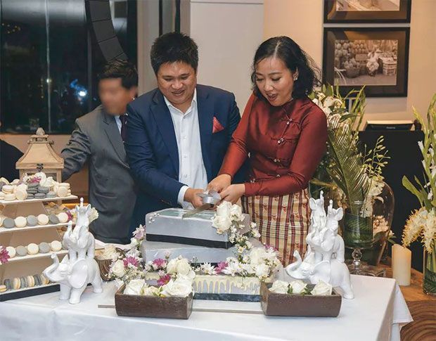 흘라잉 최고사령관의 아들 아웅 삐 손(36, 왼쪽)은 양곤의 인민공원 안 고급 레스토랑과 갤러리, 의약품과 의료기기 중개회사, 해변가 대형 리조트, 건설회사, 무역회사 등을 운영하고 있다. 2013년에는 양곤 식당 부지 30년 임대권을 정부로부터 경쟁입찰 없이 따냈으며, 5년 넘게 인근 지역 임대료 대비 1%도 안 되는 적은 돈을 지불했다.