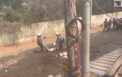 중부 몽유와에서 시신을 어디론가 옮기고 있는 미얀마 경찰들. 연합뉴스