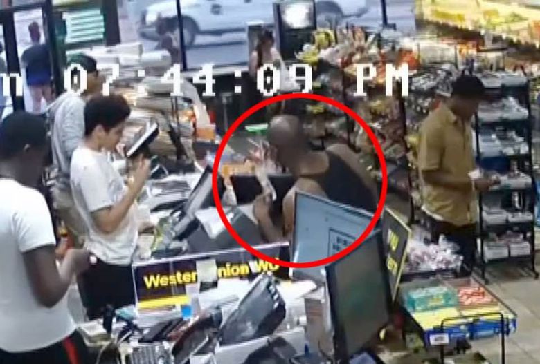 지난해 5월, 백인 경찰관의 무릎에 약 9분간 목이 짓눌려 사망한 흑인 남성 조지 플로이드의 사건 전후를 담은 새로운 영상이 재판에서 공개됐다. 사진은 플로이드가 20달러짜리 위조지폐로 담배를 구입한 편의점에서의 모습. 로이터 연합뉴스