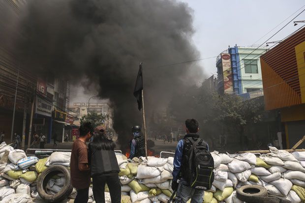 1일 미얀마 만달레이에서 모래주머니를 쌓아 만든 바리케이드를 사이에 두고 군경과 대치 중인 시위대./사진=EPA 연합뉴스