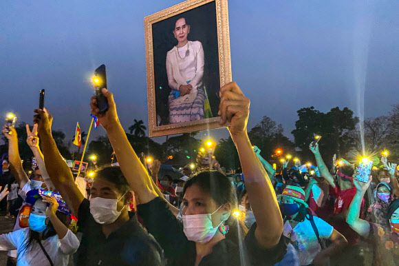 태국에 사는 미얀마인들이 4일(현지시간) 치앙마이에 모여 한 손엔 아웅산 수치 국가고문의 초상화, 다른 손엔 휴대전화 불빛을 든 채 쿠데타를 일으킨 군부를 규탄하고 있다. 2021.4.4 AFP 연합뉴스