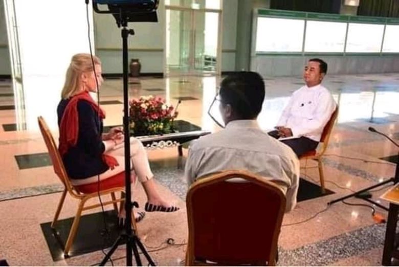 클라리사 워드 CNN특파원과 인터뷰하는 조 민 툰 준장. 트위터 @VenPandita151