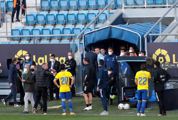 스페인 프로축구 발렌시아의 선수 무크다르 디아카비(등번호 12번)가 상대편 카디스 선수로부터 들은 인종차별 발언에 항의하며 경기장을 떠났다. 발렌시아의 동료들도 이에 동참해 경기는 약 15분 중단됐다 재개됐다. 사진=EPA 연합뉴스
