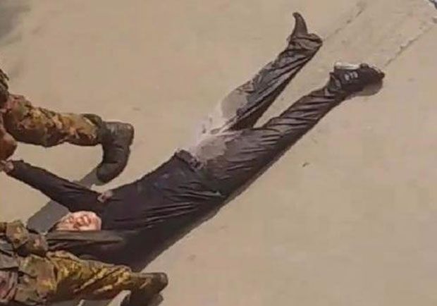 미얀마 군부는 유혈진압을 계속하고 있다. 지난달 27일, 양곤 동부 산업도시 다곤 세이칸에서 시위에 참여한 과외교사 쩌 모에 까잉(39)도 무자비한 군경 진압에 지난달 31일 결국 사망했다. 사진은 부상당한 까잉이 군경에게 끌려가는 모습.