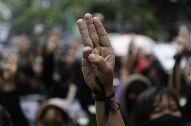 5일(현지시간) 미얀마 양곤에서 열린 반쿠데타 시위에서 시위대가 세 손가락 경례를 하고 있다. 미얀마 정치범지원연합(AAPP)에 따르면 현재까지 군경 총에 맞아 사망한 민간인은 560명 이상이다./사진=EPA 연합뉴스