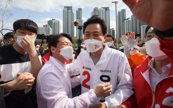 - 오세훈 국민의힘 서울시장 후보(오른쪽)와 안철수 공동선거대책위원장이 4일 오후 서울 서초구 세빛둥둥섬 앞에서 선거 유세에 나서기 전 인사를 나누고 있다. 2021. 4. 4 국회사진기자단