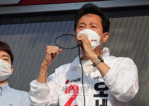 - 서울시장 보궐선거 투표일을 하루 앞둔 6일 오후 국민의힘 오세훈 후보가 서울 은평구 불광천변 유세에서 지지를 호소하고 있다. 2021. 4. 6 김명국 선임기자 daunso@seoul.co.kr