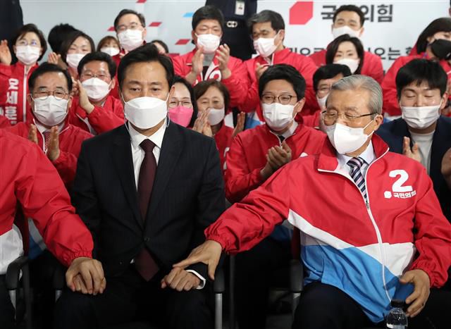 오세훈 후보 손 잡는 김종인 비대위원장 - 오세훈 국민의힘 서울시장 후보와 김종인 국민의힘 비상대책위원장이 7일 오후 서울 여의도 국민의힘 중앙당사에 마련된 개표상황실에서 4.7재보선 출구조사 결과를 바라보며 손을 잡고 있다. 2021.4.7 뉴스1