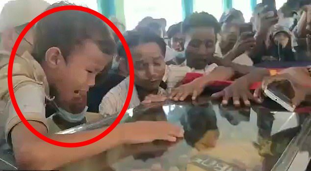 미얀마 군부의 강경진압으로 하루 최대 사망자가 발생한 지난달 27일, 친구와 집 앞에서 놀던 13세 소년이 군부의 총에 맞아 사망했다. 당시 이 소년과 함께 있었던 또 다른 13세 소년은 친구의 장례식에서 오열을 참지 못했다.