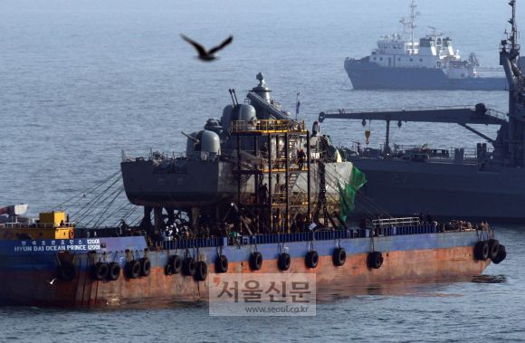 2010년 천안함 피격사건은 국민과 해군에게 큰 충격과 슬픔을 안겼다. 이 사건으로 대양해군 건설 계획은 한동안 수면 아래로 가라앉게 됐다. 사진은 그 해 4월 인양된 천안함 함미가 옮겨지고 있는 모습. 서울신문 DB