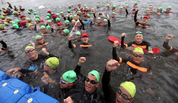 22일 오전 경남 창원시 진해구 해군사관학교 해상에서 해군사관학교 생도들이 전투 수영 훈련에 앞서 힘차게 구호를 외치고 있다. 2019.8.22 연합뉴스
