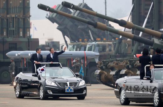 문재인 대통령이 1일 대구 공군기지에서 열린 제71주년 국군의날 기념식에서 육해공군 전력 지상사열을 하고 있다. 2019. 10.01. 도준석 기자pado@seoul.co.kr