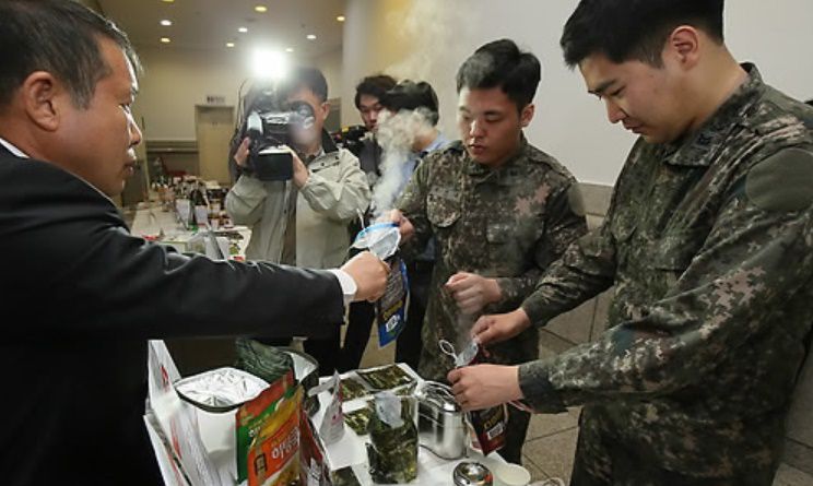육군 관계자들이 공청회장에서 전투식량으로 사용 가능한 한 민간업체의 발열도시락 제품에 대한 설명을 듣고 있다. 2015.4.28 연합뉴스