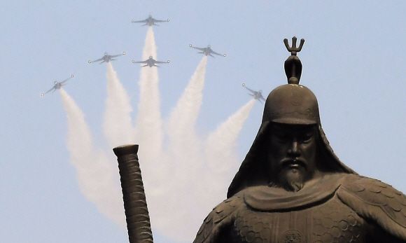 공군 특수비행팀 블랙이글스가 25일 오전 서울 광화문 상공에서 비행훈련을 하고 있다. 2019.2.25 도준석 기자 pado@seoul.co.kr