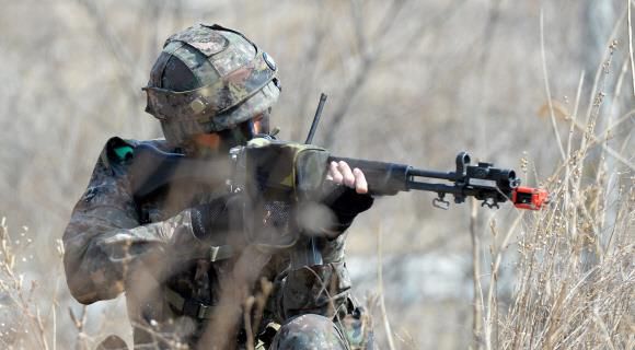 야간 위장기능을 높이기 위해 전투복에 적용한 적외선 산란기술 영향으로 2011년부터 전투복 다림질이 완전히 금지됐다. 사진은 육군 과학과전투훈련단(KCTC) 훈련장에서 마일즈 장비를 착용하고 은밀하게 침투하는 모습. 서울신문 DB