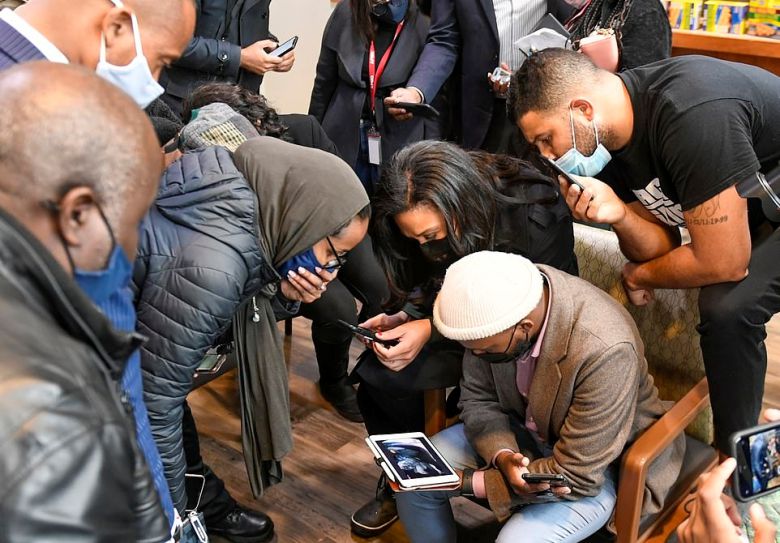 인종차별 반대운동을 펼치는 시민운동가들이 라이트가 경찰의 총에 맞은 당시의 보디캠 영상을 함께 확인하고 있다. EPA 연합뉴스