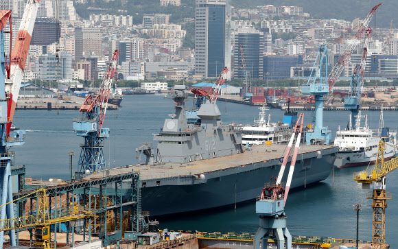 해군의 두 번째 대형 수송함 ‘마라도함’이 진수식을 앞두고 10일 부산 한진중공업 영도조선소에 모습을 드러냈다. ‘제2 독도함’으로 불리는 마라도함은 길이 199m, 폭 31m 규모로 상륙군, 헬기, 전차, 고속상륙정 등을 탑재할 수 있다. 2018.5.10 연합뉴스