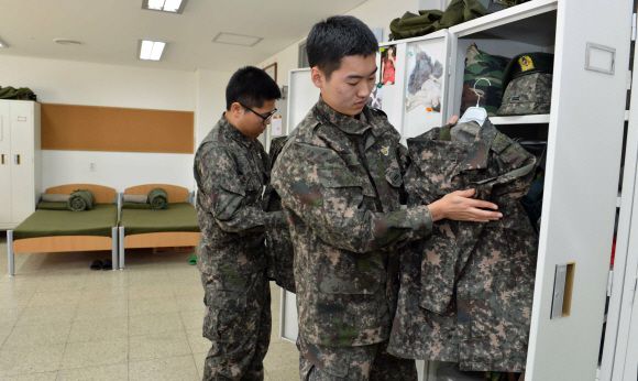 서울 용산 국방부 근무지원단 병영생활관에서 병사들이 개인용 침대와 사물함이 갖춰진 내무반에서 개인 용품을 정리하고 있다. 서울신문 DB