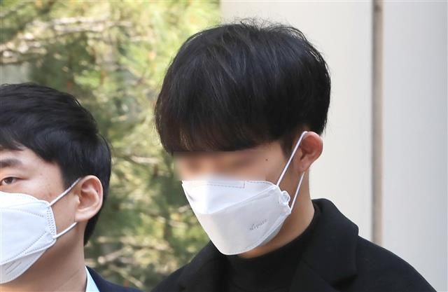 사회복무요원으로 근무하며 ‘박사방’ 운영자 조주빈에게 불법 조회한 개인정보를 유출한 혐의로 구속영장이 청구된 최모씨가 3일 오전 서울 서초구 서울중앙지법에서 영장실질심사를 마친 뒤 청사를 나서고 있다. 2020.4.3 뉴스1