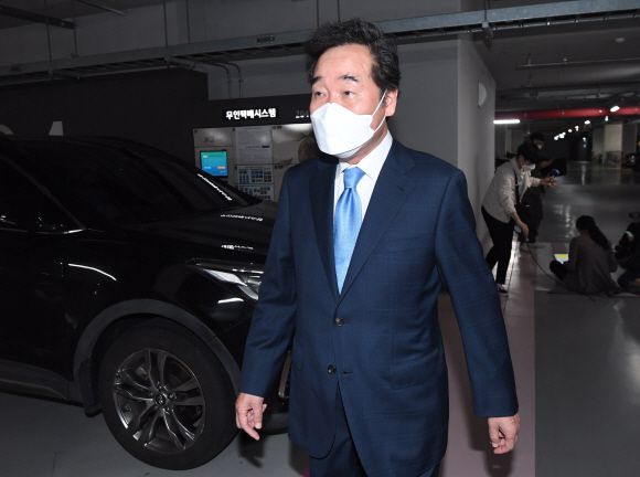 - 코로나19 자가격리에서 해제된 이낙연 더불어민주당 전 대표가 15일 오후 서울 종로구 경희궁자이 아파트 단지 지하주차장 앞에서 향후 행보 대한 취재진 질문에 답을 마치고 차량으로 이동하고 있다. 2021. 4. 15 국회사진기자단