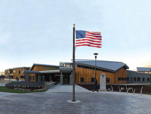 미국 내에서 경찰의 과잉진압 및 인종차별에 반대하는 시위가 곳곳에서 이어지는 가운데, 뉴욕의 한 초등학교와 해당 지역 교육부가 경찰의 인종차별을 지적하는 내용을 담은 그림책을 교과과정에 사용한 사실이 알려져 논란이 일고 있다. 사진=해당 그림책을 교과과정에 사용한 빙엄턴 맥아더초등학교 전경