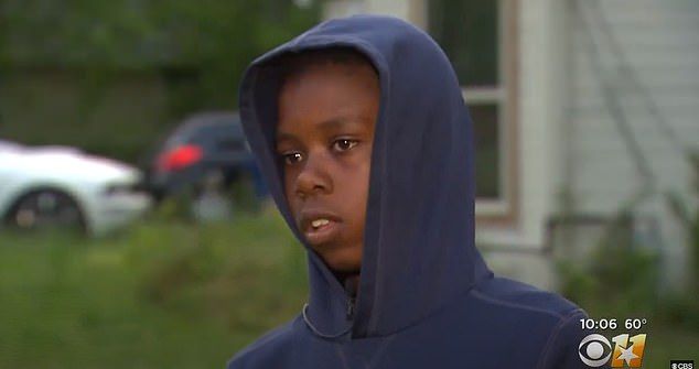 미국 텍사스의 한 초등학교 교사가 학생(사진)과 함께 장난 섞인 사진을 찍었다가 해고 위기에 놓였다