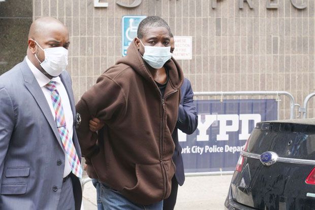 체포된 흑인 노숙자 제로드 파월(49)은 그러나 범행 사실을 인정하느냐는 취재진 질문에 “오히려 내가 사기를 당했다. 내가 맞았다”고 발뺌했다. 경찰은 파월에게 살인미수 및 폭행 등 증오범죄 혐의를 적용해 기소했다.