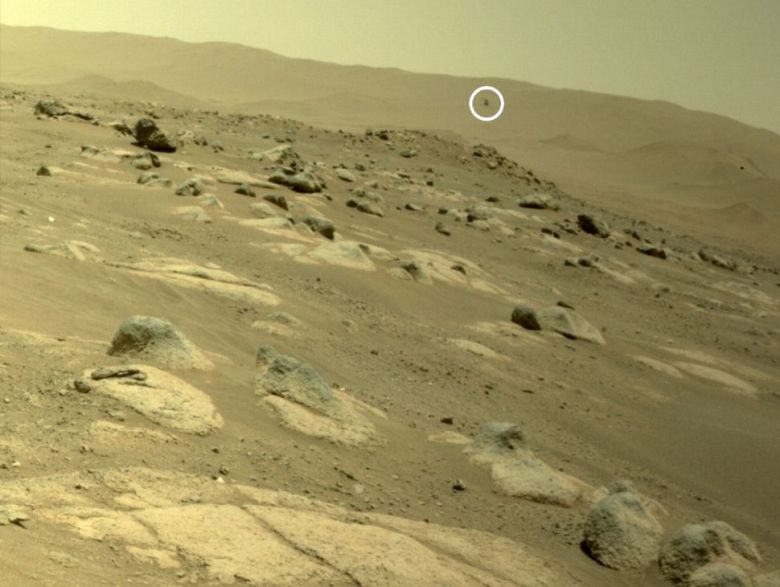 NASA의 화성 탐사로버 퍼서비어런스가 4월 30일 화성 상공을 나는 소형 헬기 인저뉴어티의 모습을 찍었다. 가운데 언덕 위에 보인다.(출처/ NASA/JPL-Caltech)