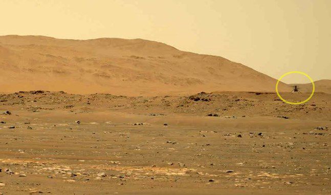 비행하는 화성 헬기 인저뉴어티. 인저뉴어티 헬기의 4차 비행을 로버 퍼서비어런스의 카메라로 찍었다. 사진 오른쪽 언덕 위에 헬기가 보인다.(출처=NASA)