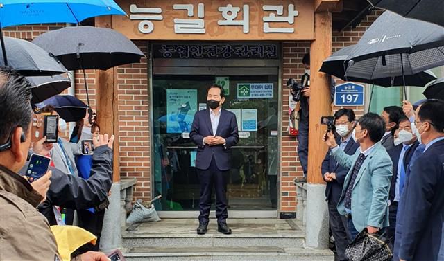 정세균 전 국무총리가 1일 전북 진안군 동향면 능길마을을 찾아 능길회관 앞에서 고향 주민들에게 인사를 한 뒤 대권 도전의 포부를 밝히고 관심과 지원을 당부하고 있다. 2021.5.1뉴스1