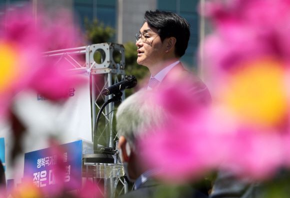 박용진 더불어민주당 의원이 9일 오전 서울 여의도 국회 잔디밭에서 제20대 대통령 선거 출마 공식 선언 기자회견을 하고 있다.2021. 5. 9 김명국 선임기자 daunso@seoul.co.kr