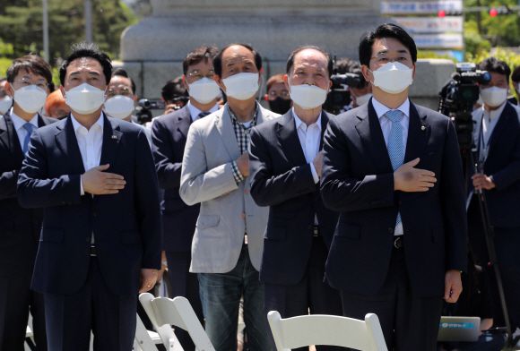 박용진 더불어민주당 의원(오른쪽)이 9일 오전 서울 여의도 국회 잔디밭에서 제20대 대통령 선거 출마 공식 선언 기자회견에 앞서 국민의례를 하고 있다.2021. 5. 9 김명국 선임기자 daunso@seoul.co.kr