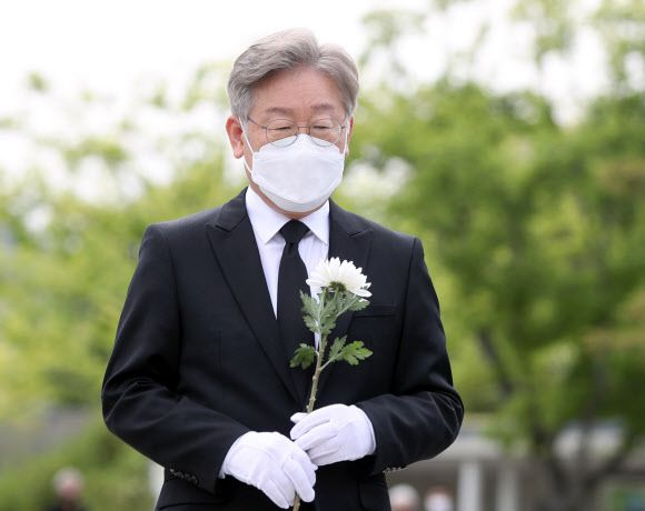 이재명 지사, 노무현 전 대통령 참배 - 이재명 경기도지사가 6일 오후 경남 김해시 진영읍 봉하마을 노무현 전 대통령 묘역을 참배하고 있다. 2021.5.6 연합뉴스