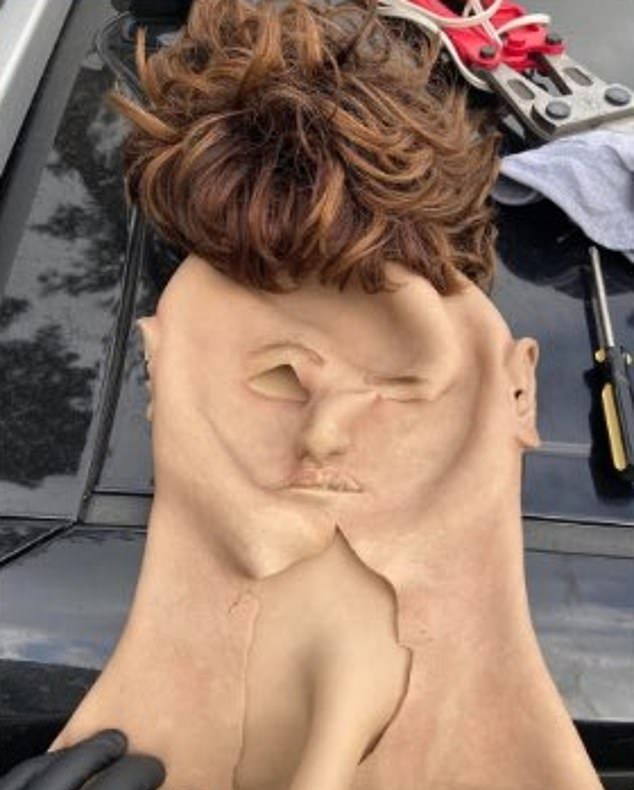미국 현지시간으로 지난 2일 캘리포니아 로스앤젤레스 경찰은 백인으로 위장하고 지난 1년간 부유한 가정을 골라 절도를 저지른 흑인 남성을 체포했다. 사진은 범죄에 활용된 가발과 마스크.
