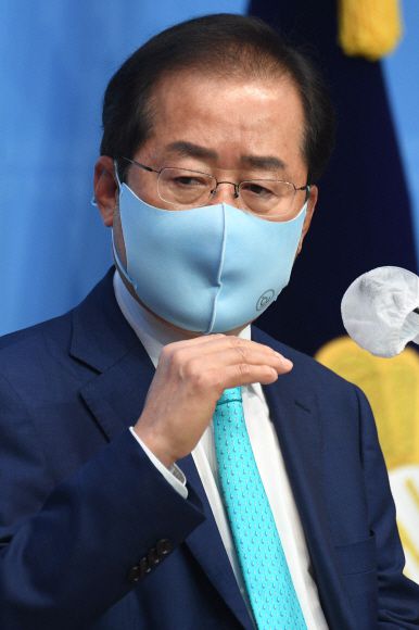 홍준표 무소속 의원이 10일 오전 서울 여의도 국회 소통관에서 기자회견을 열고 국민의힘에 복당할 것을 밝히고 있다. 2021. 5. 10 오장환 기자 5zzang@seoul.co.kr